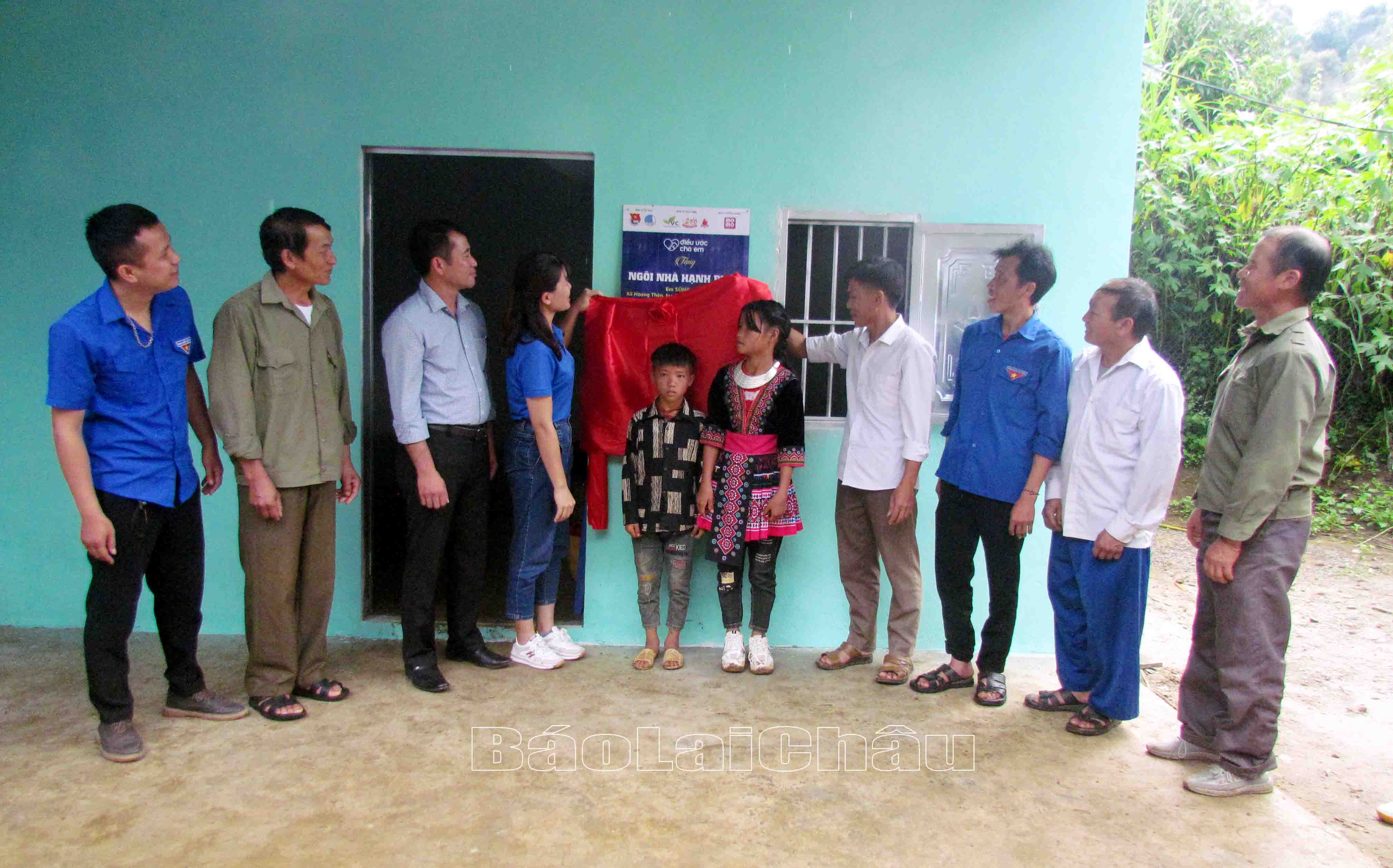 Đại diện Huyện Đoàn, xã Hoang Thèn, nhà hảo tâm, các đoàn viên thanh niên huyện Phong Thổ cùng gia đình 2 em Dỉ, O gắn biến công trình “Ngôi nhà hạnh phúc”.